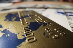 Як дебетова валютна картка може спростити ваше життя за кордоном