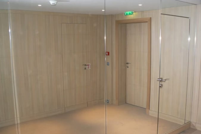 Практические приемы зонирования с помощью стекла